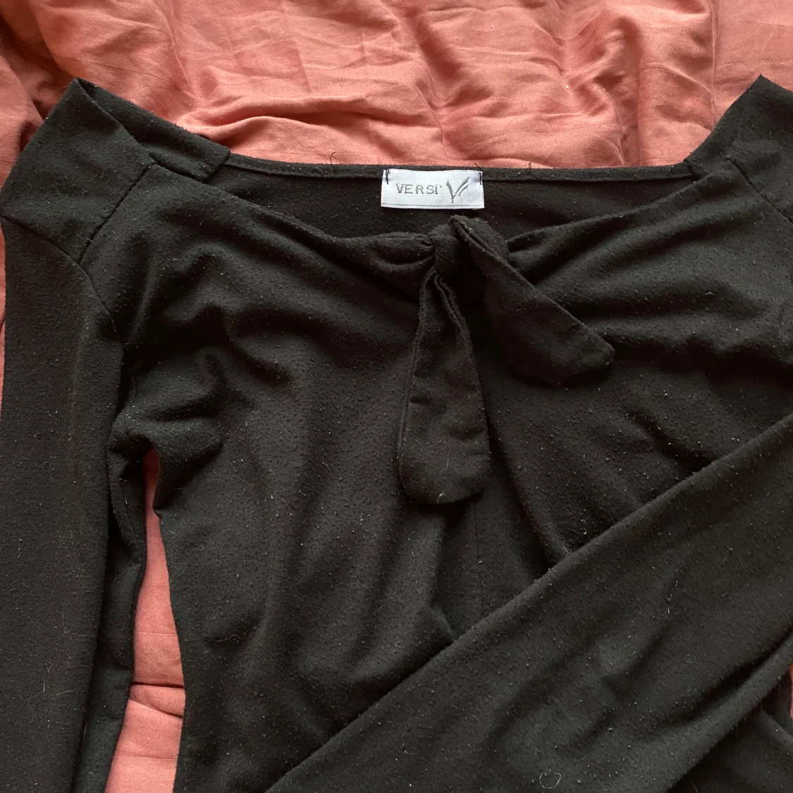 Svart långärmad topp med knyt från Versi Nopprig strl M - 1