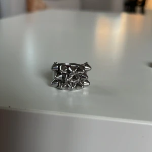 Edblad Peak-ring! 🥰 - Säljer min populära ring från Edblad. Knappt använd. Fin ring i silverfärgad metall med flera spetsiga nitar på framsidan från Edblad. Stl 18,5 nypris 399kr! ❣️