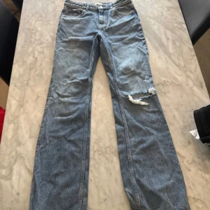 Jeans ifrån Gina tricot - Jeans ifrån Gina tricot med slitna detaljer. Storlek 38, fint skick🌸