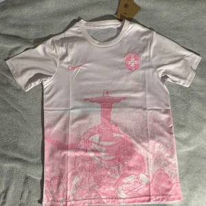 Rosa Brasilien fotbollströja  - Helt ny Rosa Brasilien fotbollströja i storlek S