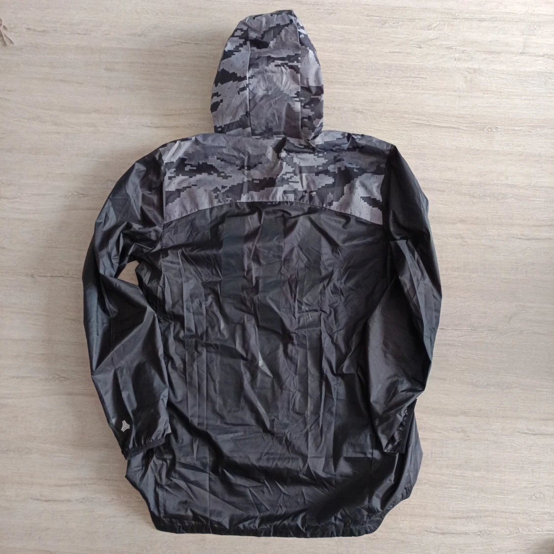 Svart camo vindjacka från Adidas - 2