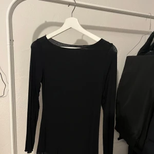 Svart långärmad topp från Intimissimi - Svart långärmad topp från Intimissimi i tunn och mjuk kvalitet med kashmirblandning. Enkel och stilren design med rund halsringning och figurnära passform. Perfekt att styla lager på lager eller som den är. 💞Aldrig använd och säljer för att den inte kommer till användning 🥺Nypris: 490 kr Mitt pris: 390 kr