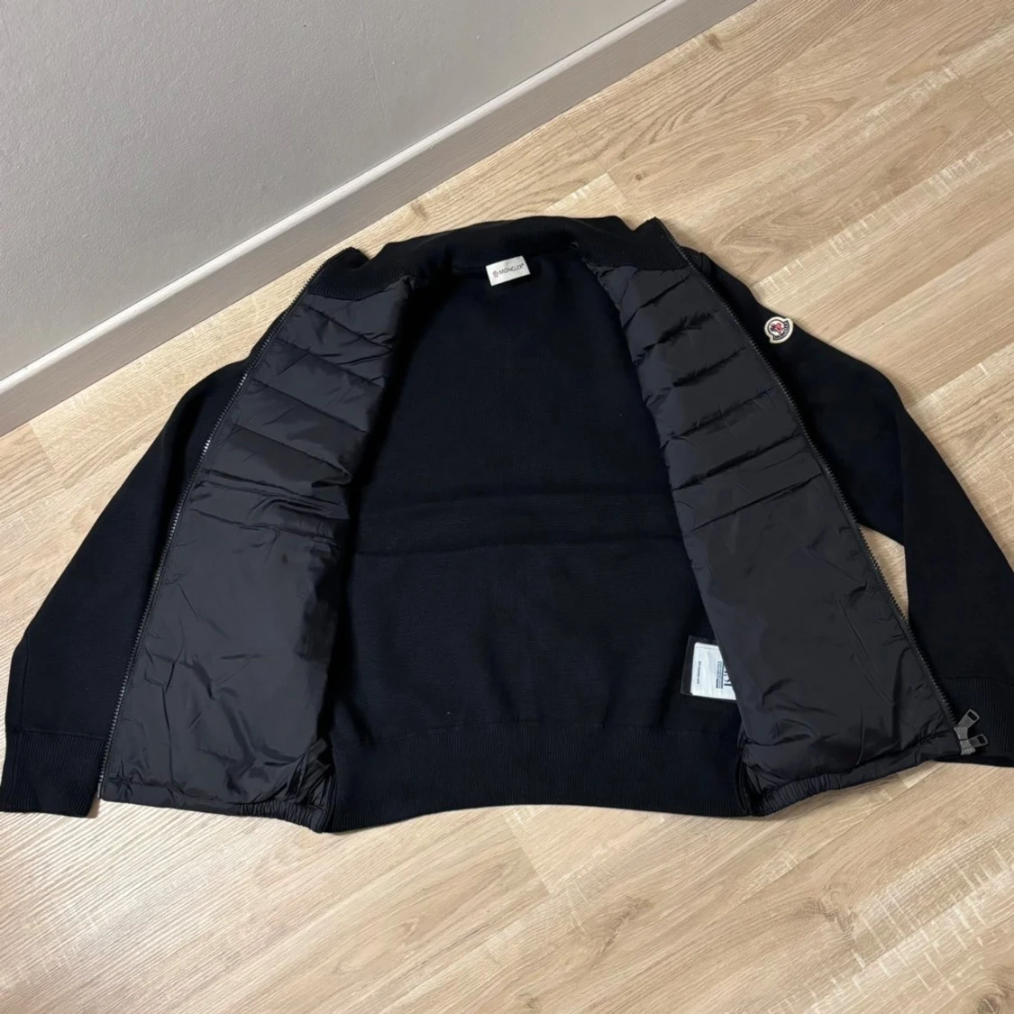 Svart dunväst från Moncler med stickade ärmar - 1