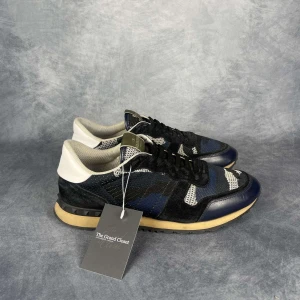 Valentino Rockrunner - Skick: 8/10 (små defekter, se bild 2–3). | Ingår: Bara skorna. | Nypris: +- 7000 SEK. | Givetvis äkta. Mer hittar du på www.thegrandcloset.com.