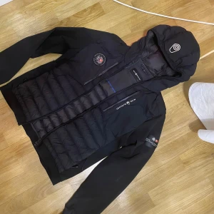 Sail racing Jacka - Sail racing jacka i helt okej skick, har använt den ett tag nu och inte längre behöver den. Förutom att den har använts ett tag så är den fortfarande helt okej skick. Men är lite defekter på jackan men ba bak på jackan. 