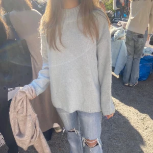 Stickad tröja - Säljer min älskade stickade tröja då jag behöver pengarna 🤗  har blivit lite nopprig men absolut inget man tänker på, går bort med noppbortagare❣️