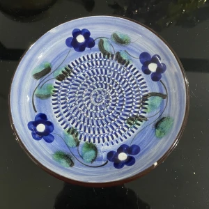 Elaboración Artesanal Cerámica Española,  -  en handmålad spansk keramik fat  från Elaboración Artesanal Cerámica Española, cirka 13 cm i diameter. Skålen har ett vackert blått blommönster .Perfekt för servering eller dekoration.