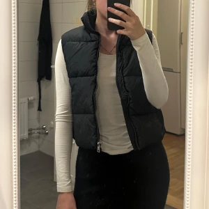 Svart dunväst  - Svart dunväst från lager 157 