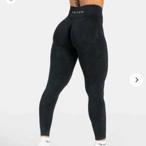 Teveo leggings  - TEVEO ACID Covert Scrunch Leggings ‘Black’ storlek M.