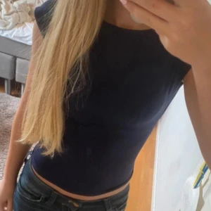 Mörkblå topp - Snygg topp med öppen rygg. Använd fåtal gånger. Nypris vet ej. Om du har någon fundering eller bud så skriv privat! 💓🫰🏼( lånade bilder )
