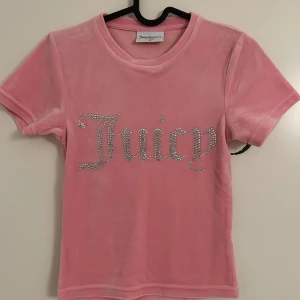Rosa Juicy Couture velourtopp - Rosa velourtopp med glittrande stenar i storlek XS från Juicy Couture. Aldrig använd. 