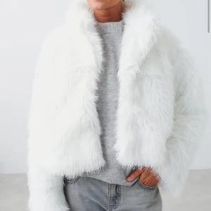 Vit pälsjacka  - Jättefin vit pälsjacka (inte äkta päls) från Gina Tricot. Passar perfekt nu inför höst och vintern. Den är använd få gånger och i väldigt bra skick.