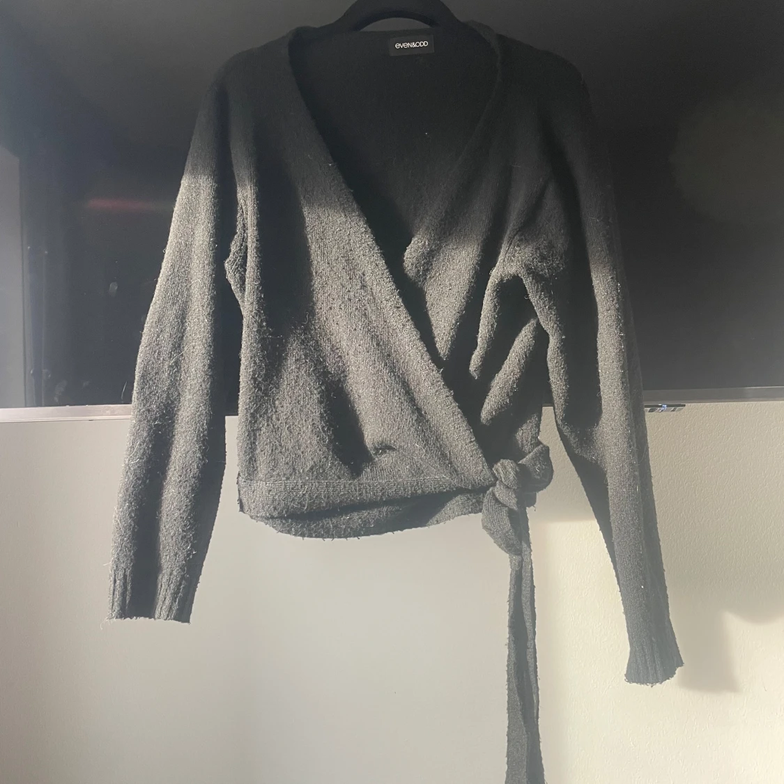 Svart omlottkofta från Even&Odd