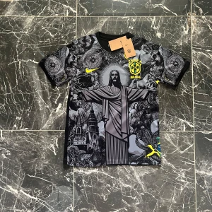 Nike Brasil svart/grå fotbollströja S - Unik Brasilien fotbollströja från Nike med svart och grått konstnärligt tryck av Kristusstatyn och brasilianska motiv. Gula detaljer som Nike-logga och Brasil-märke. Tillverkad i lätt, tekniskt material med korta ärmar och rund hals.