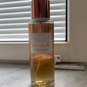 Bare Vanilla Sunkissed mist 250ml - Fragrance mist från Victoria's Secret, Bare Vanilla Sunkissed. Den är limeted edition, den liknar den orginella doften av bare vanilla men har mer noter av amber och fräscht. Det är ca 100 ml kvar. Skriv om du har frågor, och det går att diskutera pris💗💗