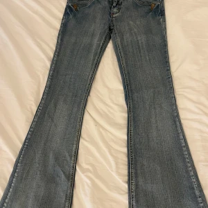 Blå bootcut jeans 🤍 - Snygga blå bootcut jeans från Blink Jeans med coola broderade detaljer på bakfickorna. Innerbenslängd:81 och midjemått 34 (X2)💓Skulle motsvar XS eller w24💕