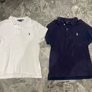 Ralph Lauren piké - Två stycken riktigt stiliga Ralph lauren piké. De är storlek L i barn. Priset för båda tillsammans är 500 kr men det går även att köpa en  av dem för 300 kr st. Är väldigt enkelt att styla till massor med kläder och funkar även att spela golf med. En pytteliten skråma på ryggen på den vita. Priset går att ändra på!