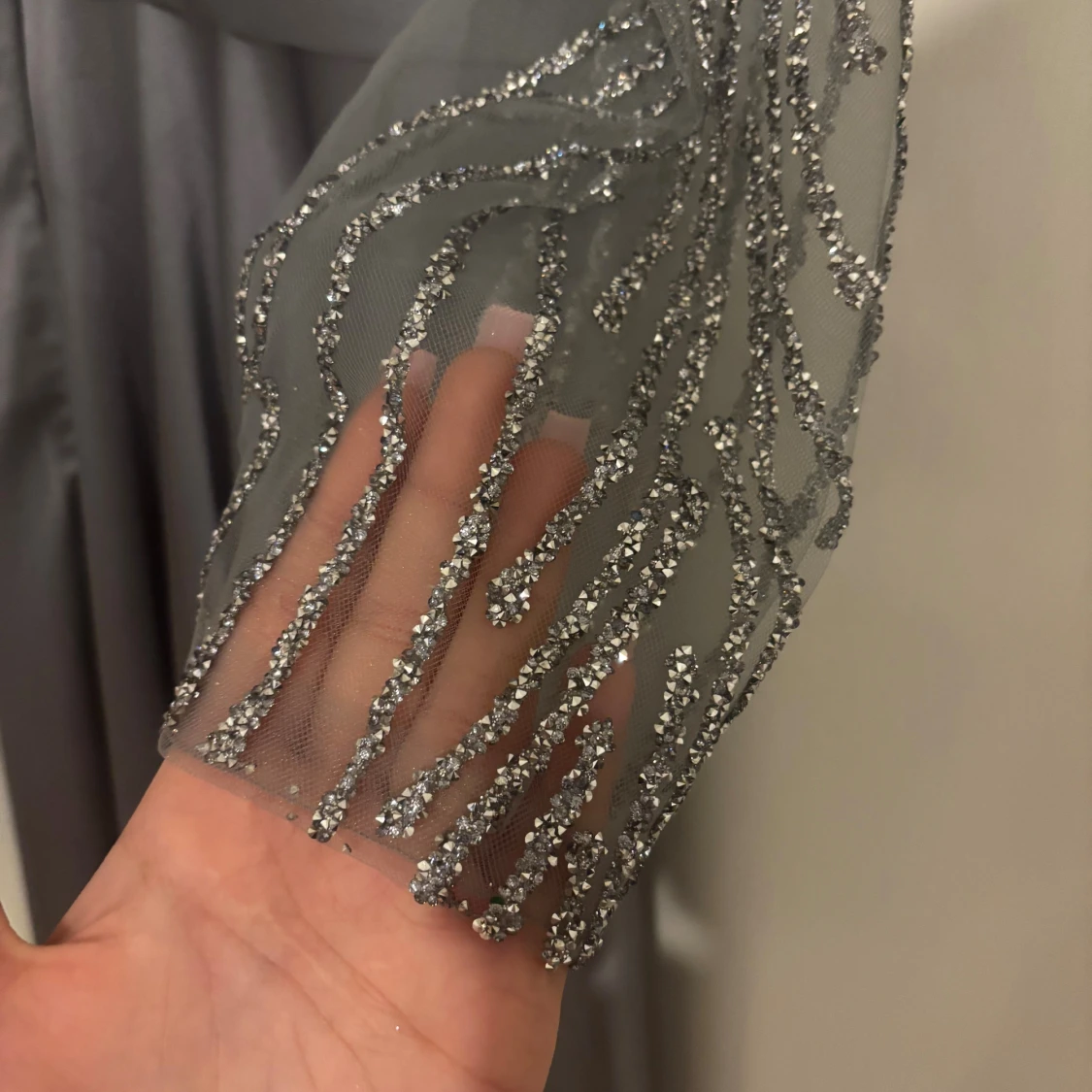 Lång glittrig silverklänning med mesh - 4