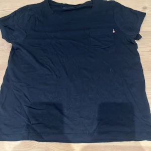 Marinblå Lexington T-shirt  - Fin marinblå T-shirt från lexington i storlek 170/15 år, sitter som xs. Har en liten ficka och loggan på bröstet. Den har en jättefin o feminin passform. Knappt använd💕