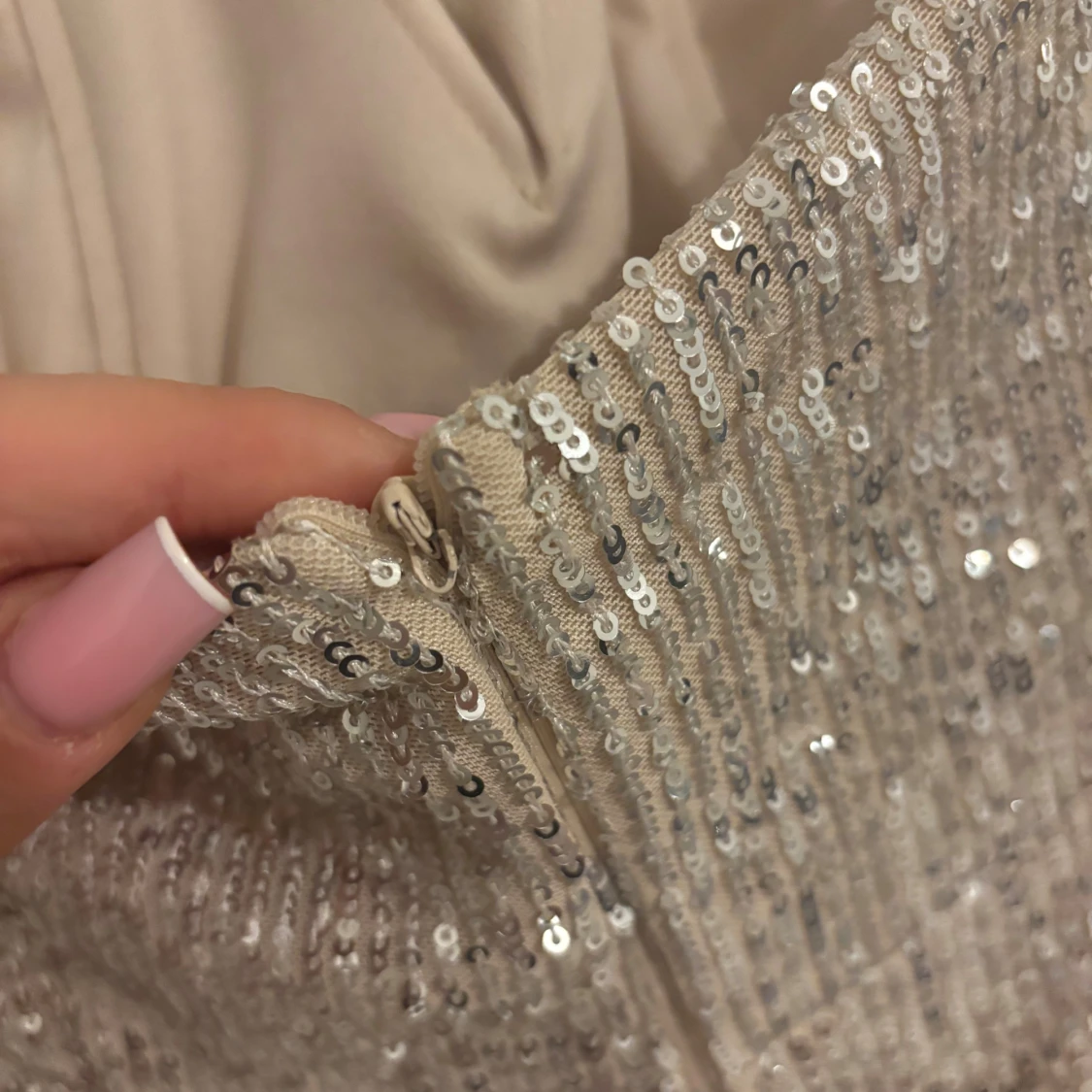 Glittrig långklänning i champagne - 4