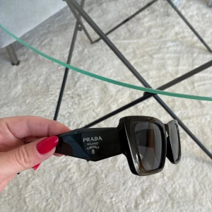 Svarta solglasögon  - Snygga svarta solglasögon 