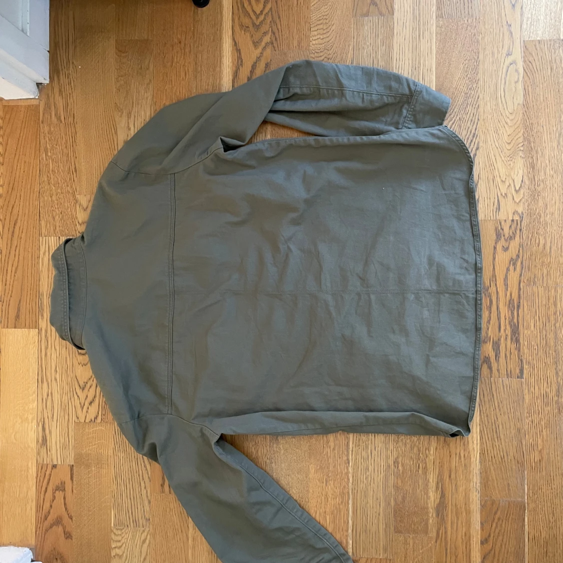 Olivgrön overshirt från Divided - 2