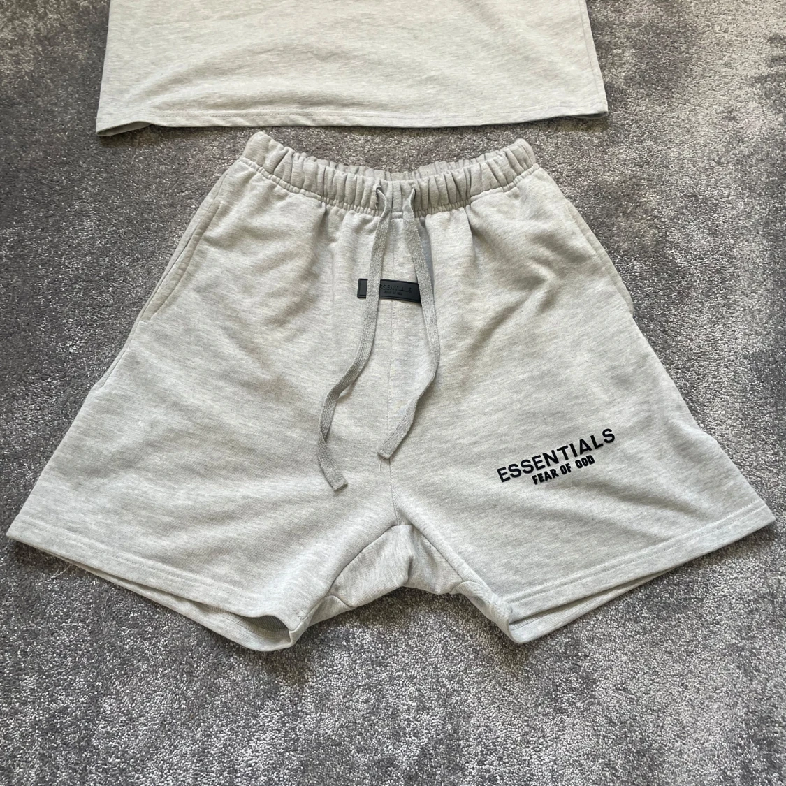Grå Essentials Fear of God t-shirt och shorts - 3
