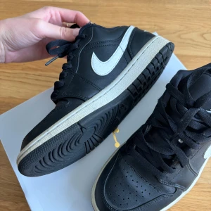Nike jordans  - Från Zalando, finns digitalt orginalkvitto. Lite skavda i tyget där man knyter skorna se bild. Annars knappt använda. 