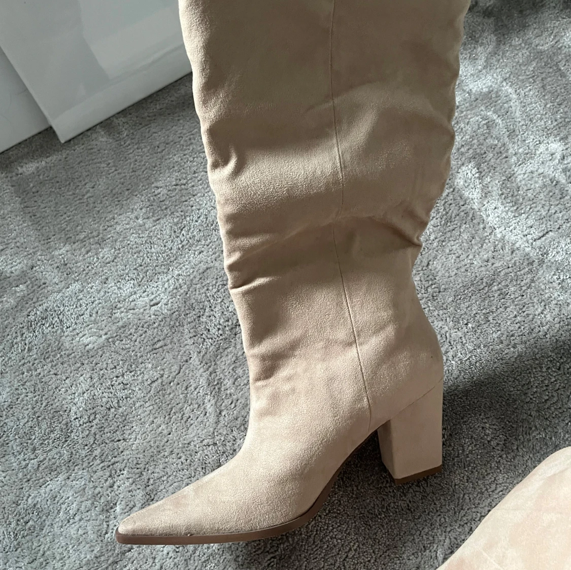 Beige knähöga boots med spetsig tå - 4