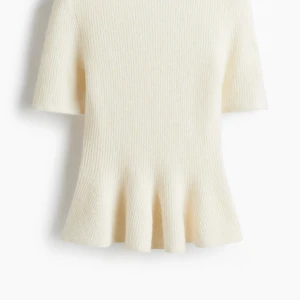 Vit ribbstickad peplum topp - Super fin topp från Hm, storlek xs, helt slutsåld! Köpte för 230 så det är start priset men är helt öppet till att diskutera, nyköpt har bara ändvänds en gång, men kunde inte skicka tbx för hade redan dragit av lappen😅❤️ 