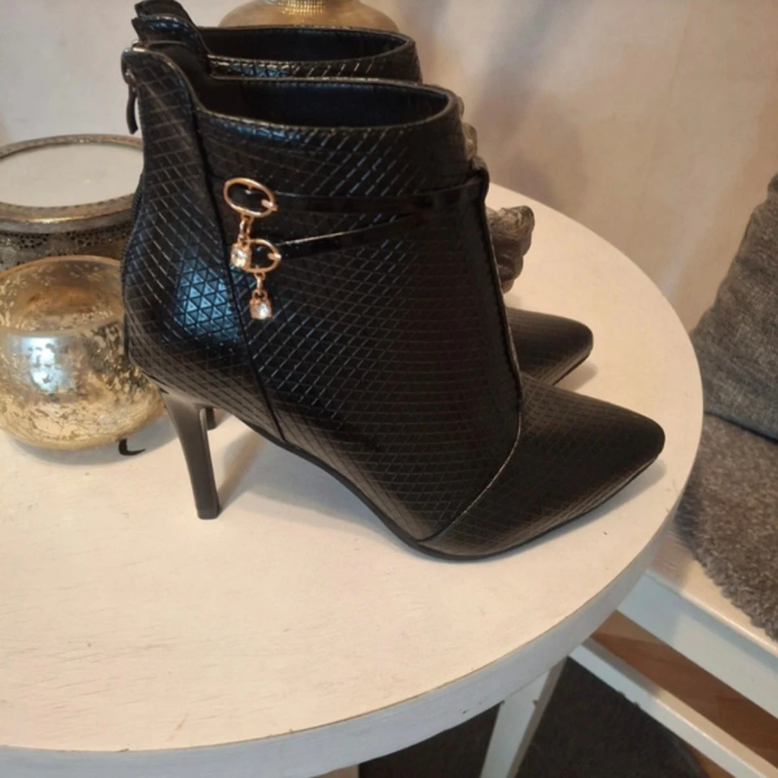 Svarta stövletter med ormmönster