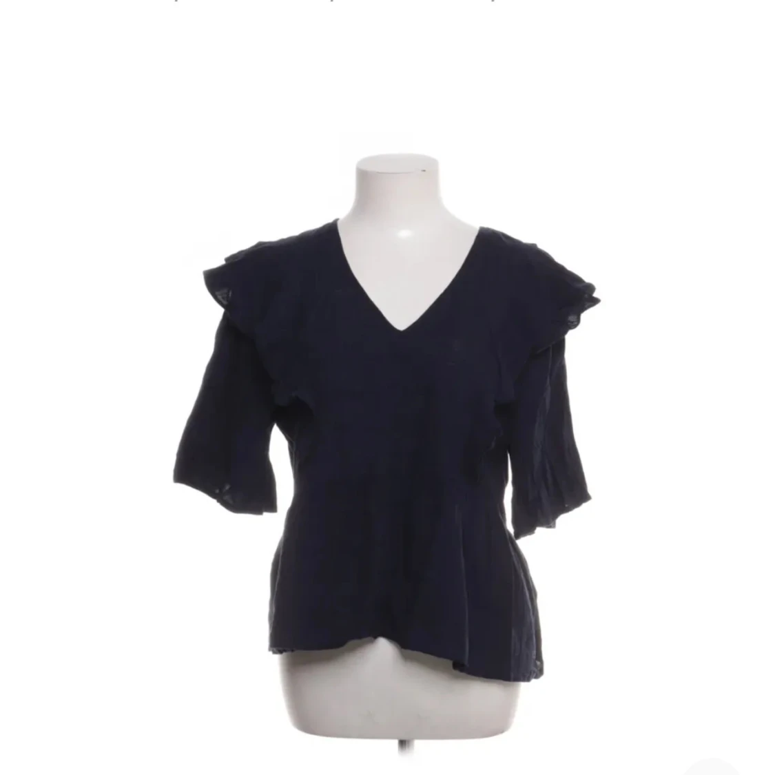 Mörkblå blus med volang 