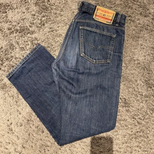 Diesel vintage jeans - Diesel vintage jeans i mycket snygg blå tvätt. Använda några få gånger. Storleken skulle jag säga är 32/32. De sitter straight och bra över skorna.