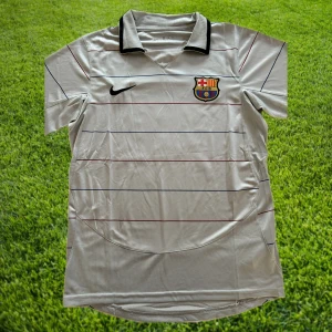 Ronaldinho - Barcelona 04/05 - Nyskick/helt oanvänd Ronaldinho retrotröja från hans Barcelona dagar. Riktigt fet design som har blivit en all timer för Ronaldinho älskare!Tveka inte att höra av er för fler frågor och bilder!  