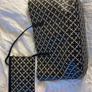 Malene Birger väska - Stor malene Birger  väska i svart och beige med. Väskan har en matchande mindre necessär som kan fästas inuti. Perfekt för dig som gillar stilrena och trendiga accessoarer. Perfekt till skola/jobb. Original pris: 2800kr😇