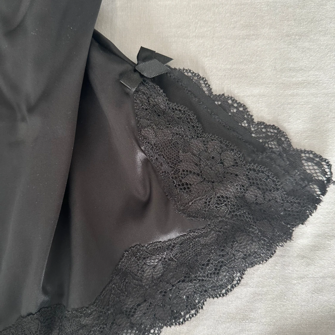 Svart satin top med spets - 1