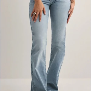 Ljusblå bootcut jeans - Snygga ljusblå jeans med bootcut passform och klassisk femficksdesign. Jeansen har en hög midja och är tillverkade i mjukt denimtyg som ger en skön känsla och stilren look.