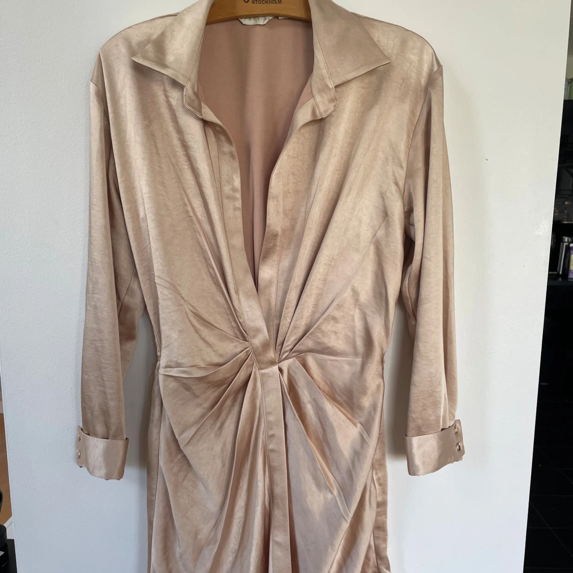 Champagnefärgad festklänning från abyss by abby the label 