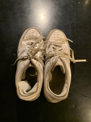 Nike - Ett par Nike vita är väldigt sköna storlek 40 /41 det ända felet på det är skosnöret som ör lite så där men är väldigt fina