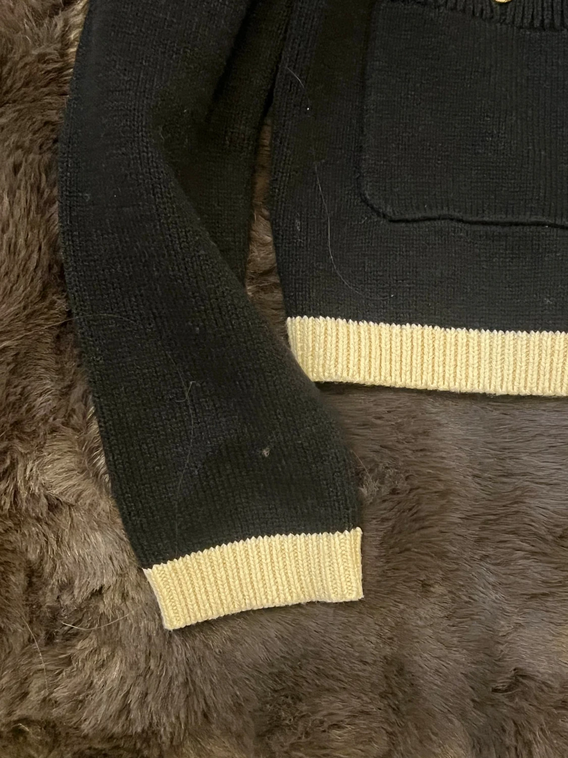 Svart Fin stickad cardigan med gult knappar  - 3