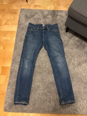 Tommy Jeans blå skinny jeans 30/30 - Säljer ett osr sjukt snygga jeans från Tommy jeans. Jättesköna/mjuka och inga defekter