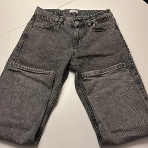 Grå cargopants från grunt - Snygga grå cargopants från grunt med raka ben och stora fickor på låren. Jeansen har klassisk femficksdesign och är tillverkade i slitstarkt bomullsmaterial. Perfekt för dig som gillar streetstyle och vill ha en cool look.