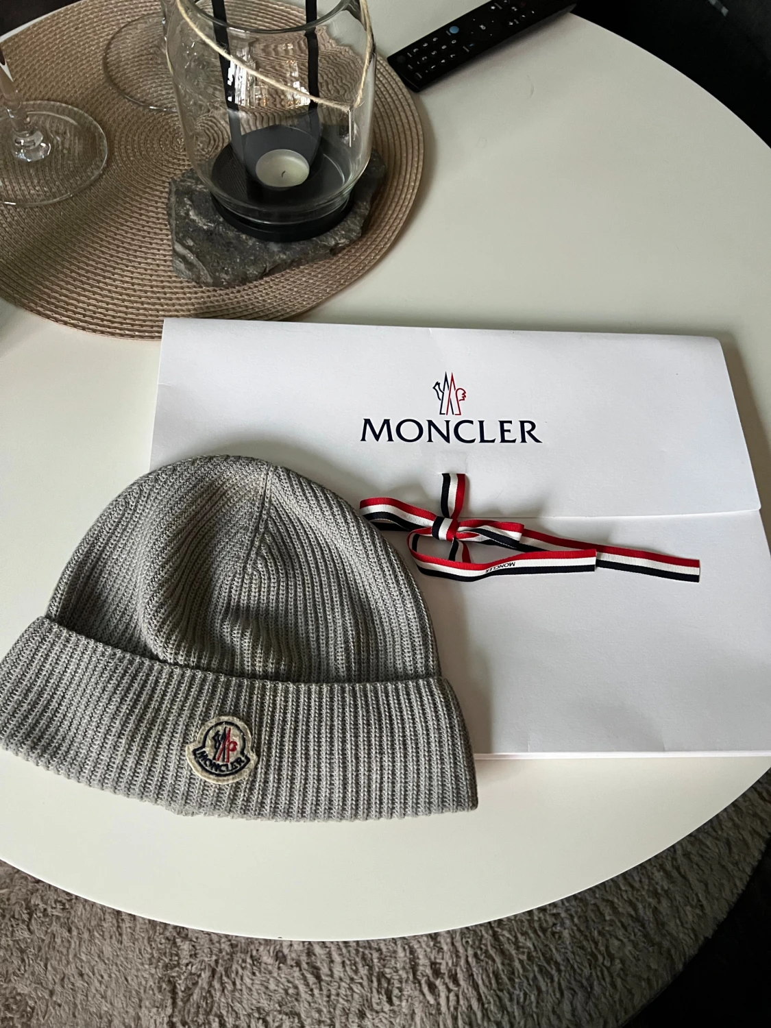 Grå moncler mössa