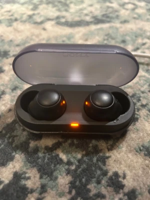 Sony WF-C500 True Wireless Earbuds - Sony WF-C500 trådlösa hörlurar i originalförpackning med laddningsetui, extra öronproppar och laddkabel. Kompakt design, bra ljud och lång batteritid. Hörlurarna och etuiet ser ut att vara i mycket gott skick utan synligt slitage.