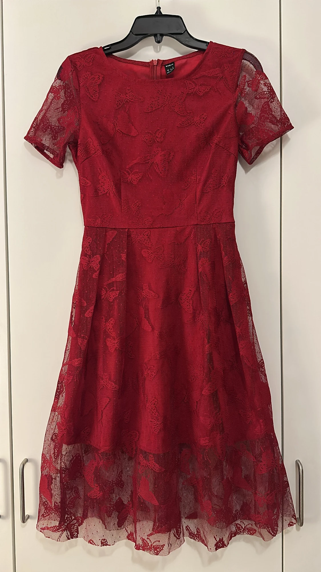 Röd spetsklänning från SHEIN