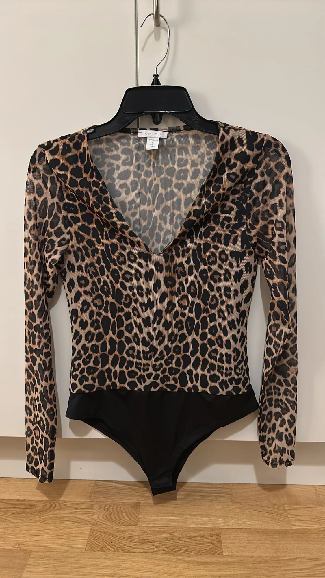 Leopardmönstrad mesh bodysuit från Amisu
