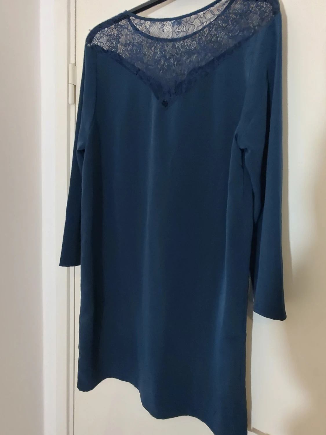 Snygg Marinblå klänning med spets i NySkick 