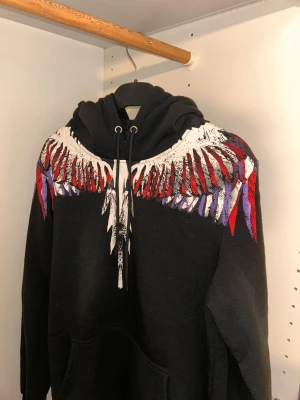 Svart hoodie med fågel tryck - Hoodie som jag ärvt av mina syskon använder ej!!