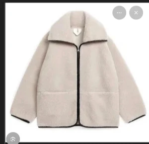 Teddyjacka Arket - Säljer min superfina teddyjacka från Arket. Den är i superfint skick och verkligen perfekt till allt! Kontakta mig för fler frågor! 💞🫶🏻