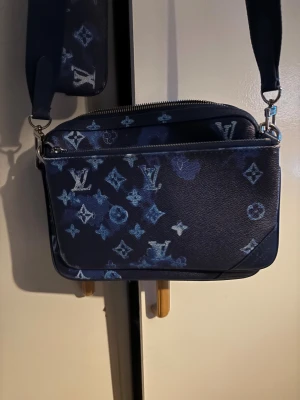 Axelväska  - Limited edition väska. Tillbehör finns i medelfickan. Använd fåtal gånger och är som nyskick. Pris kan diskuteras!